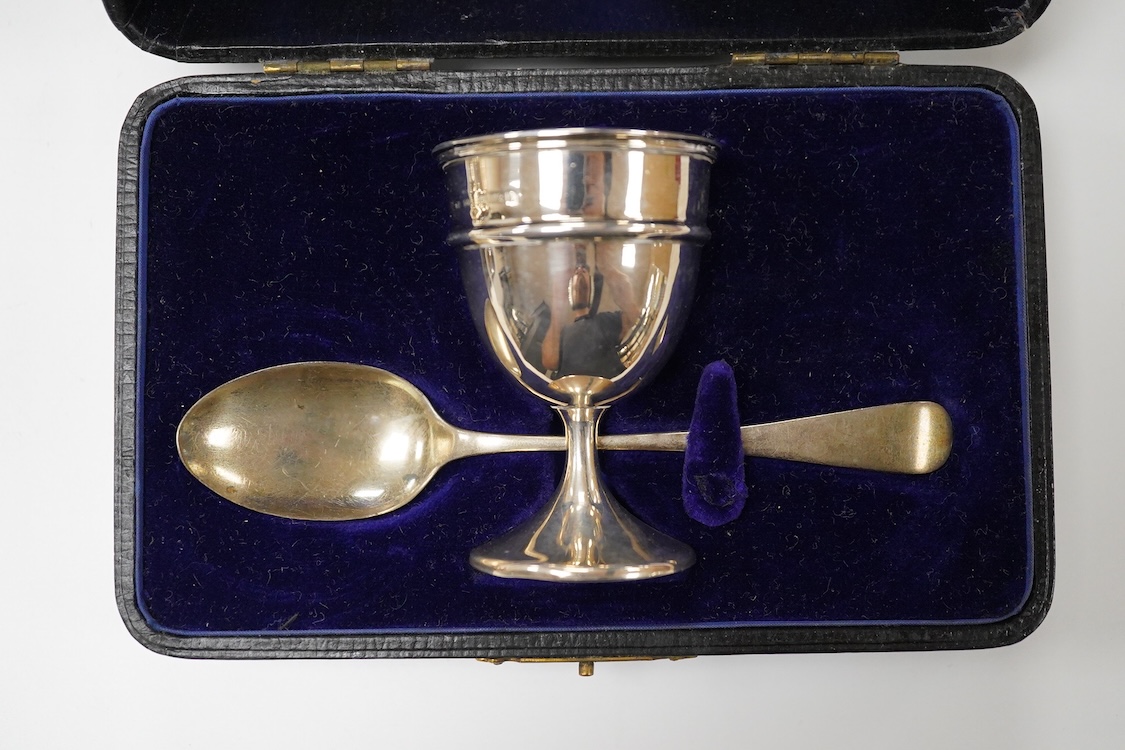 A George VI silver sugar bowl, Viners Ltd, Sheffield, 1946, diameter 10.9cm, together with a cased silver spoon & pusher and a silver mounted glass liquor jug.